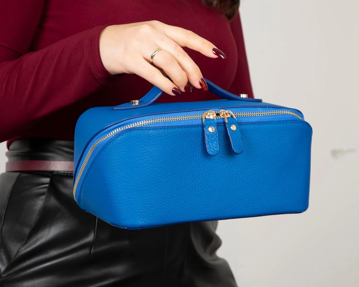 VENOULT Genuine Leather Makeup Bag, Spacious Cosmetic Case, Travel Toiletry Organizer with Handle (Fun Blue)